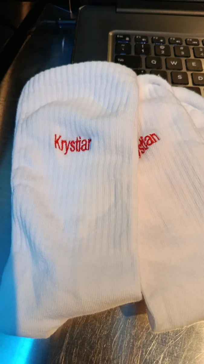 Personalizowane skarpety z imionami wyhaftowanymi podczas wydarzenia