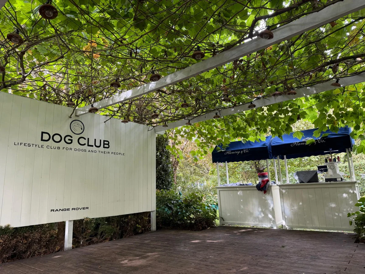 Plenerowe stanowisko Hafciarki na Event w zielonej przestrzeni spotkania Dog Club