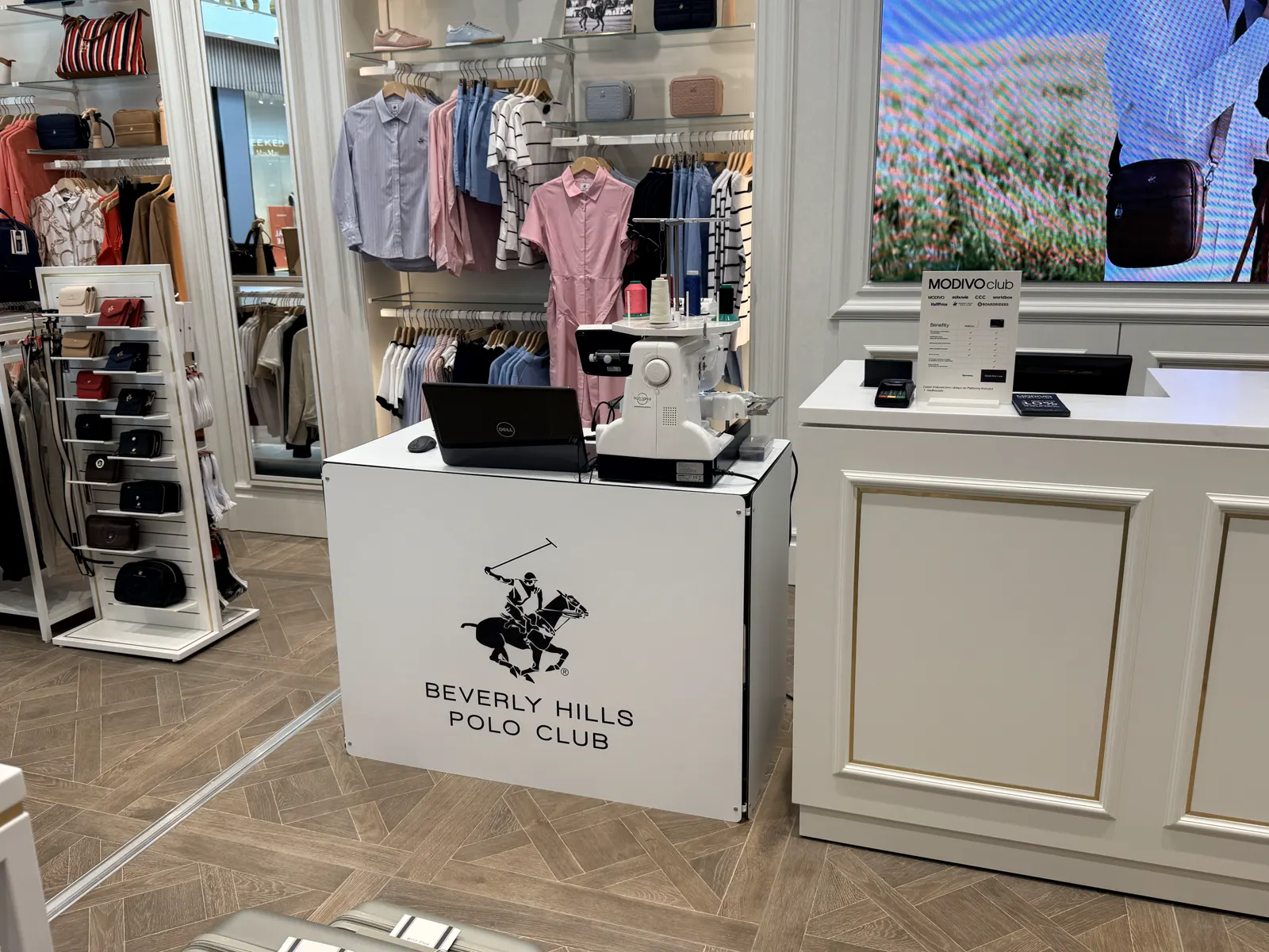 Stoisko hafciarki salon odzieżowy