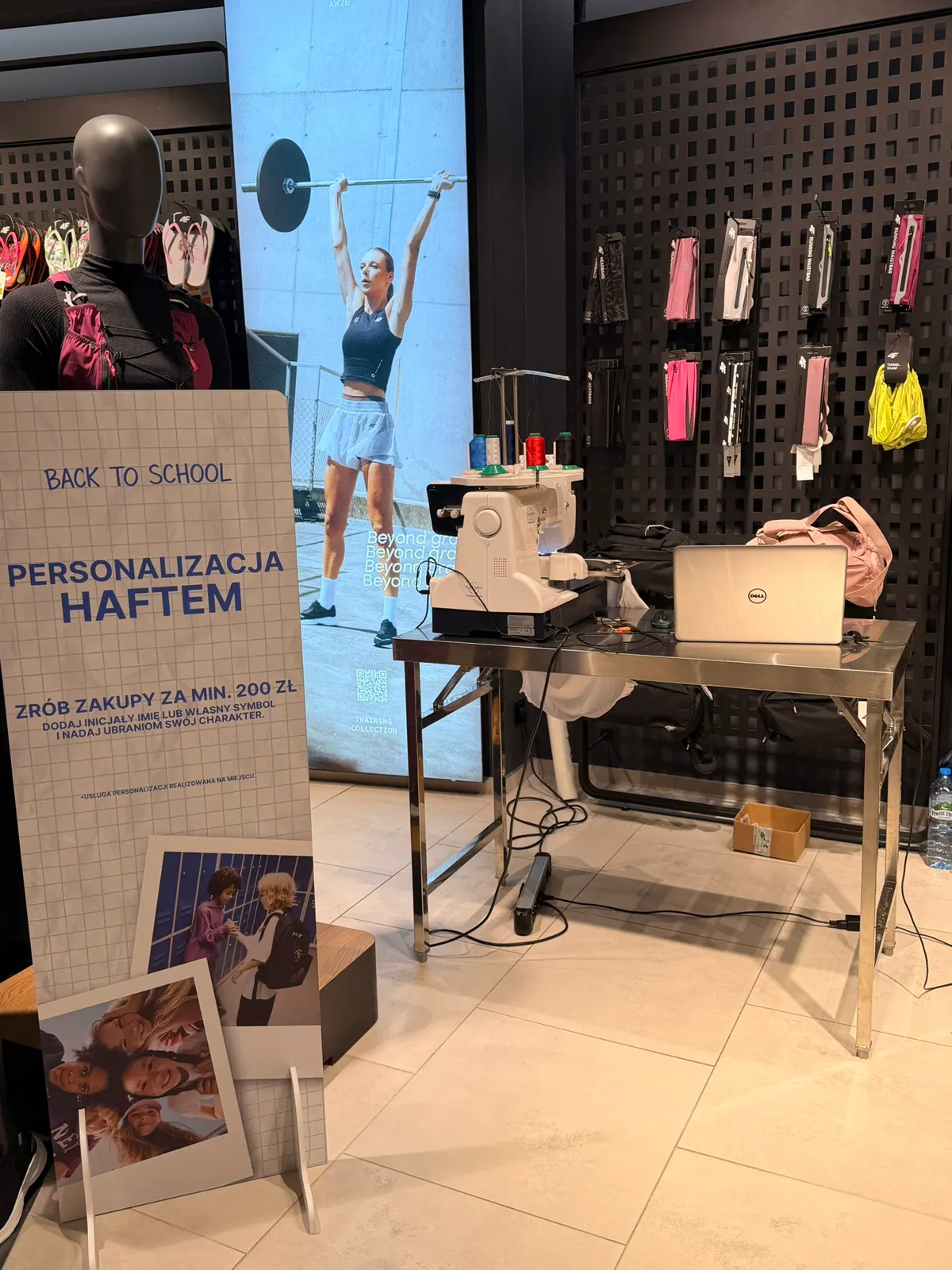 Stoisko haftu na żywo podczas akcji Back to School
