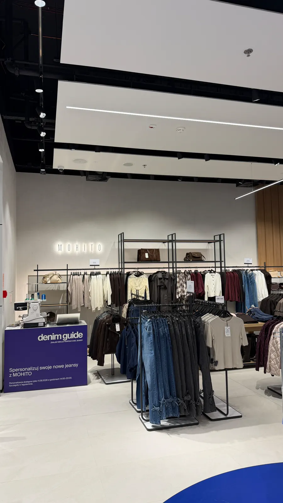 Stoisko hafciarki w sklepie z odzieżą jeansową